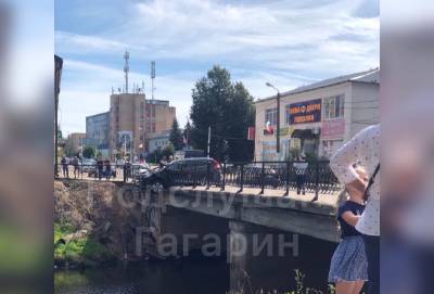 В Смоленской области автомобиль протаранил ограждение моста и попал на видео