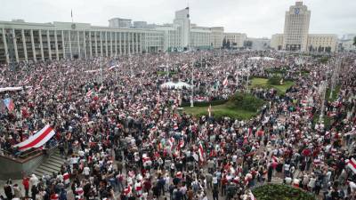 Силовики, сторонники и противники Лукашенко отправились в одну точку Минска