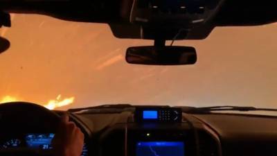 Автомобиль проехал сквозь лесной пожар в Калифорнии — видео