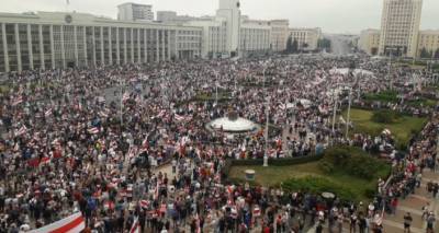 В центре Минска начался митинг оппозиции, но милиция не разгоняет - видео