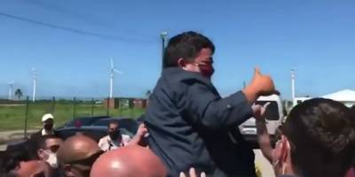 Президент Бразилии взял на руки вместо ребёнка мужчину с карликовостью (видео)