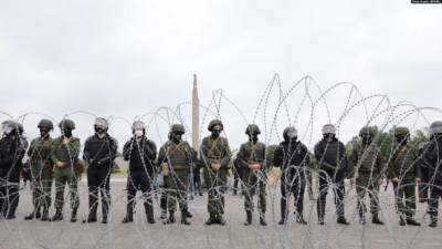 В Минске демонстранты и военные стоят глаза в глаза. Между ними 30 м