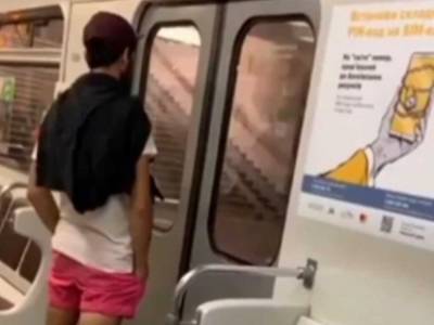 На глазах у пассажиров: Бородатый вандал в розовых шортах разрисовал вагон метро в Киеве