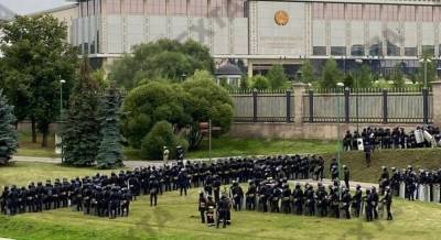 Лукашенко эвакуировали на вертолете из его Дворца, здание оцепили силовики (фото, видео)