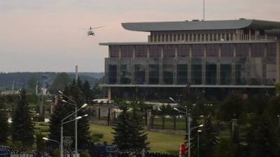 Вооруженный автоматом Лукашенко прилетел во Дворец независимости