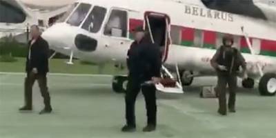 Лукашенко прилетел во Дворец Независимости в Минске и вышел из вертолета с автоматом в руках