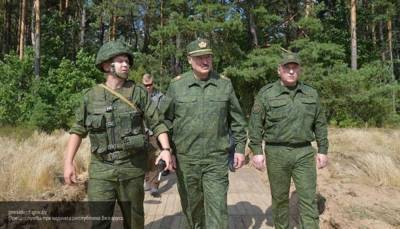 Вооруженный Лукашенко прилетел во Дворец независимости