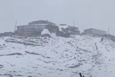 В селе на юге России выпал снег и появились сугробы