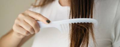 Врач: Переболевшие коронавирусом россияне жалуются на выпадение волос