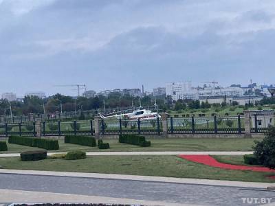 Лукашенко прилетел во Дворец независимости в Минске. Из вертолета он вышел с автоматом в руках