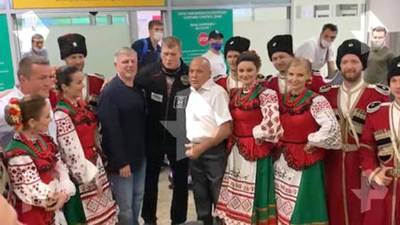 Поветкина встретил в аэропорту казачий хор