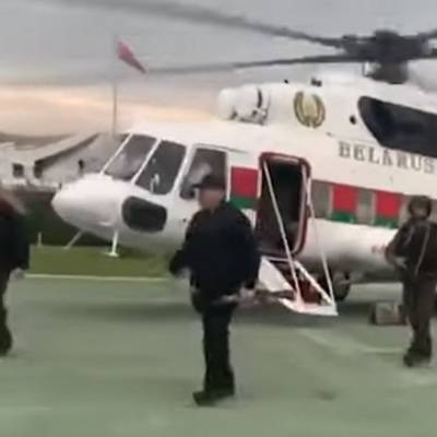 Лукашенко с автоматом прилетел в свою резиденцию
