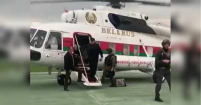 Лукашенко прилетел в свою резиденцию с автоматом (видео)
