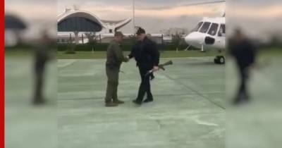 Лукашенко прилетел в Минск с автоматом