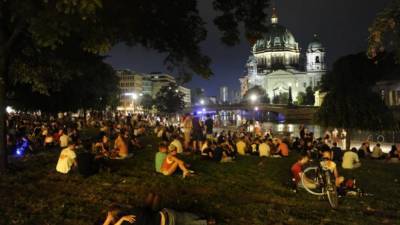 Несмотря на опасность заражения, в Берлине люди продолжают устраивать массовые вечеринки