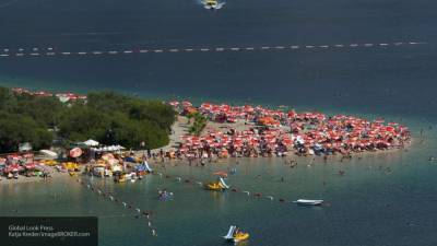 Отдыхающие в Турции отказались от масок и дистанции на пляжах
