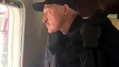 Лукашенко понаблюдал за протестующими в Минске из вертолета