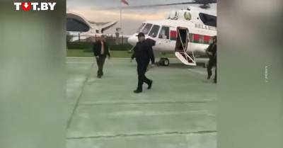 ВИДЕО: Лукашенко с автоматом прилетел в резиденцию после подхода протестующих