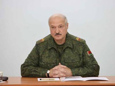Лукашенко с автоматом и в бронежилете прилетел в резиденцию в Минске