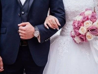 На Кипре запретили поцелуи, объятия, рукопожатия и танцы на свадьбах из-за коронавируса