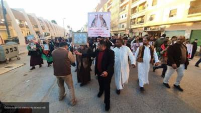 Жители Триполи собираются на главную площадь с протестами против боевиков
