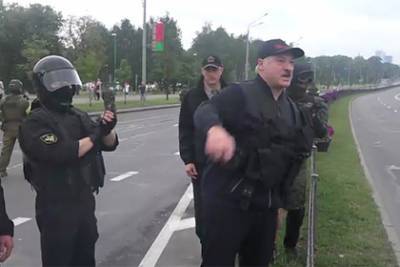 Лукашенко с автоматом вышел за оцепление и поблагодарил силовиков