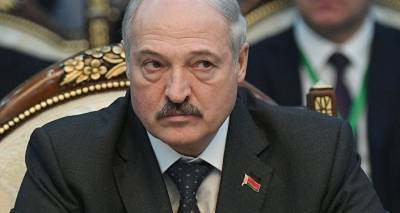Вышел из вертолета с автоматом в руках: опубликованы кадры прибытия Лукашенко в Минск