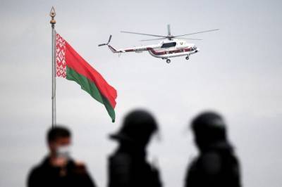 Лукашенко прилетел в Минск и вышел из вертолёта с автоматом и в бронежилете