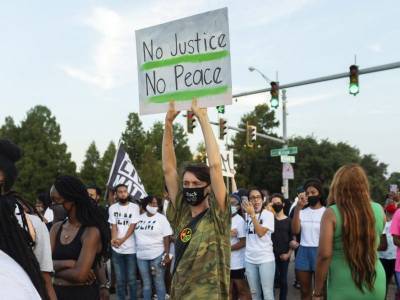 Полиция в США снова убила темнокожего парня и спровоцировала беспорядки