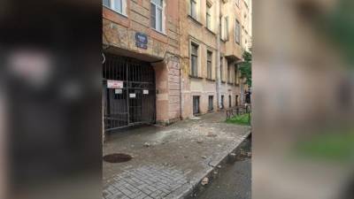 Рухнувшая часть фасада разбила припаркованное авто в Басковом переулке
