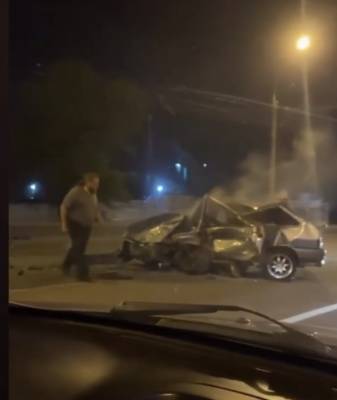 Страшная авария на мосту КТЗ. Водителя пришлось вырезать из расплющенной машины (видео)