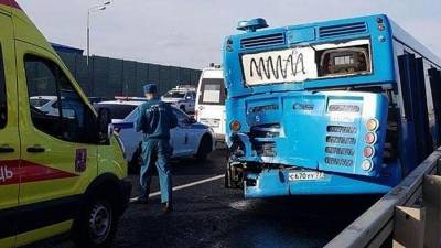 Столкнувшийся в Москве с автобусом грузовик штрафовали более 30 раз
