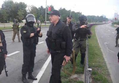 Лукашенко прилетел в Минск в бронежилете и с автоматом в руках