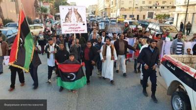 Митингующие в Триполи идут к штаб-квартире Президентского совета ПНС