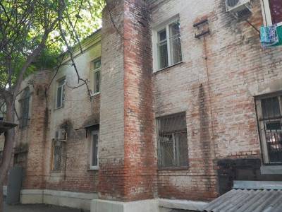 «Живем в ужасных условиях», - жильцы аварийного дома в Краснодаре не могут добиться расселения почти 40 лет