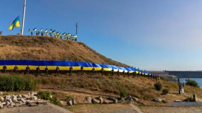 100-метровый сине-желтый флаг развернули на Хортице
