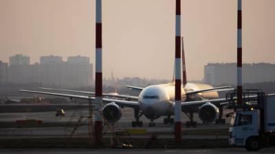 Рабочие в аэропорту Румынии сломали стремянкой крыло самолета
