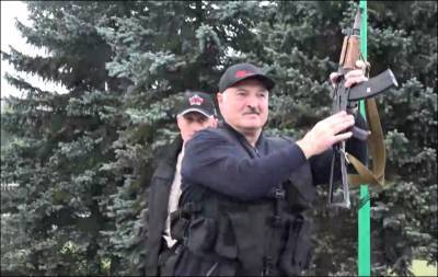 Лукашенко с автоматом. От имиджа народного президента ничего не осталось
