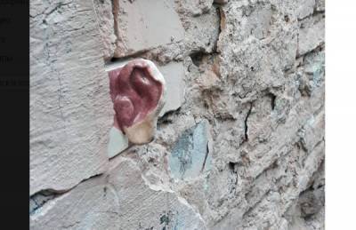И у стен есть уши: жители Васильевского острова поделились неожиданной находкой