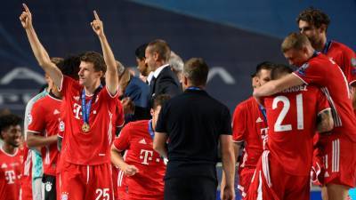 Футболистам «Баварии» вручили кубок победителей Лиги чемпионов