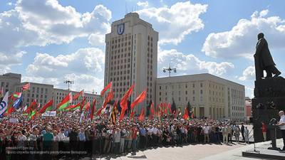 Митингующие в Минске совершили попытку штурма резиденции Лукашенко