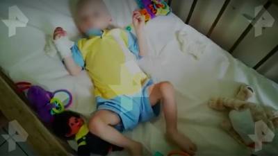 Усыновившую в Крыму истощенного ребенка женщину обвинили в пиаре