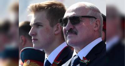 Спасая "бацьку": 15-летний сын Лукашенко Коля сопровождал отца с пистолетом (видео)