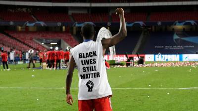 После победы в финале Лиги чемпионов защитник «Баварии» показал антирасистский жест