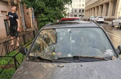 Рухнувшая часть фасада в Петербурге разбила припаркованный автомобиль