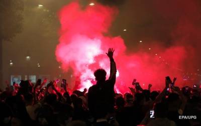 Полиция в Париже применила слезоточивый газ против фанатов ПСЖ