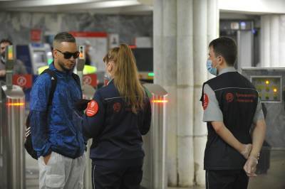 Число оштрафованных пассажиров без масок в Москве выросло почти на четверть
