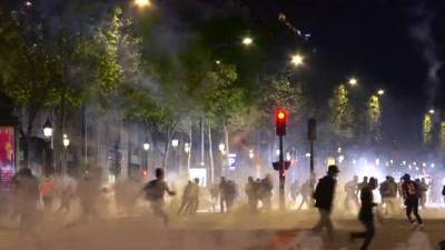 В Париже полиция использовала слезоточивый газ для разгона футбольных фанатов