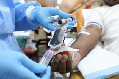 В США разрешили переливать плазму крови переболевшим коронавирусом пациентам для лечения