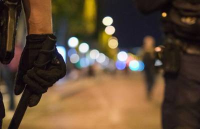 Полиция применила слезоточивый газ, чтобы сдержать футбольных болельщиков в Париже